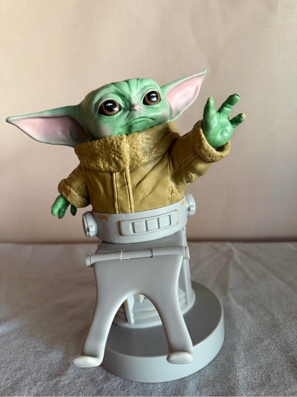 Star Wars The Mandalorian Grogu Baby Yoda Cable Guys Controller Phone Stand